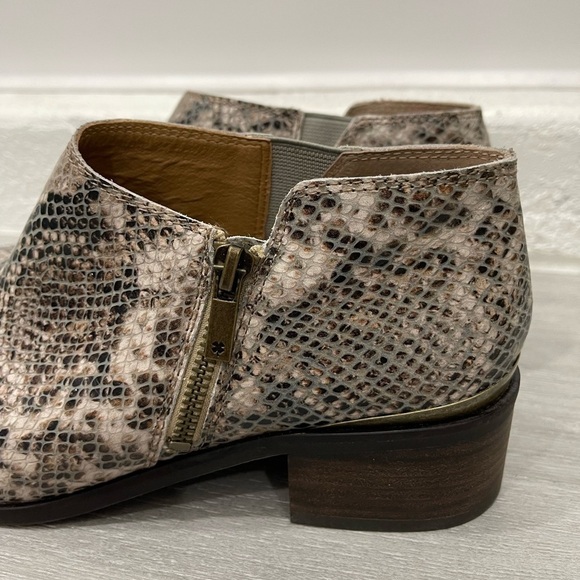 Lucky Brand Koben Ankle Bootie Western Stacked Heel Medium Beige Snake Print 8.5 - Picture 5 of 10